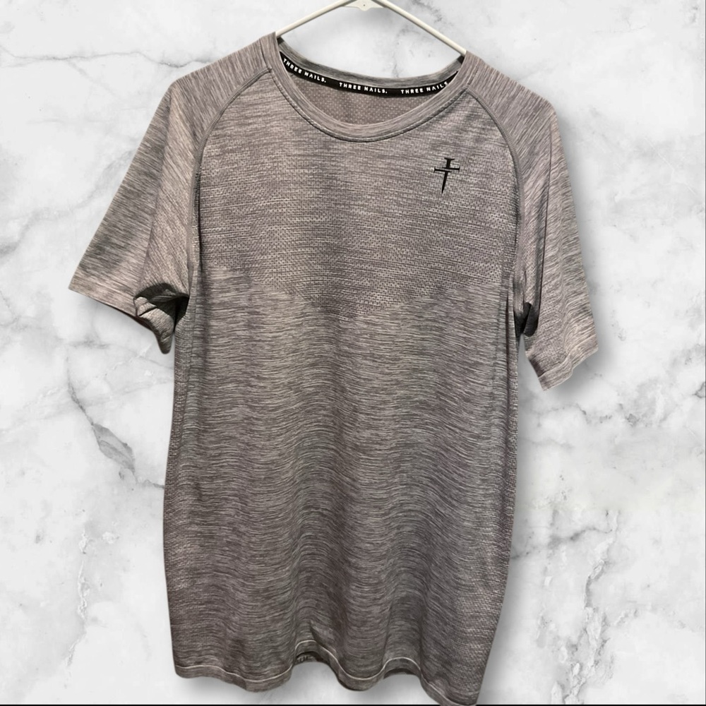 THREE NAILS Men Seamless Sweat- Wick T Shirt. Grey Marl  in Color